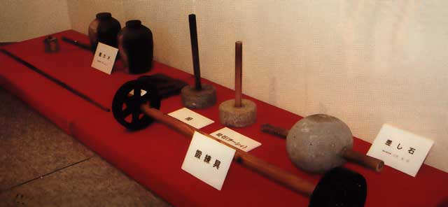 Les instruments d 'entranement du karat d'Okinawa